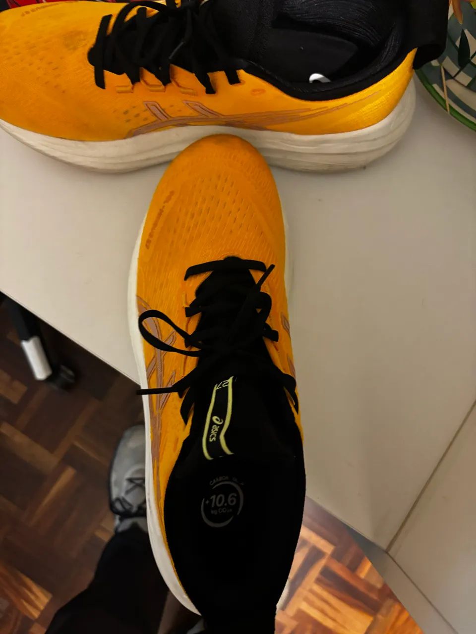 Asics Gel-Nimbus em uma colorway laranja em branco e preto