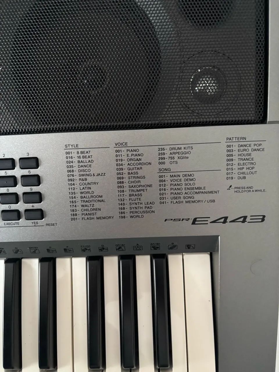 Teclado Yamarra PSR E443, com suporte e capa protetora. 