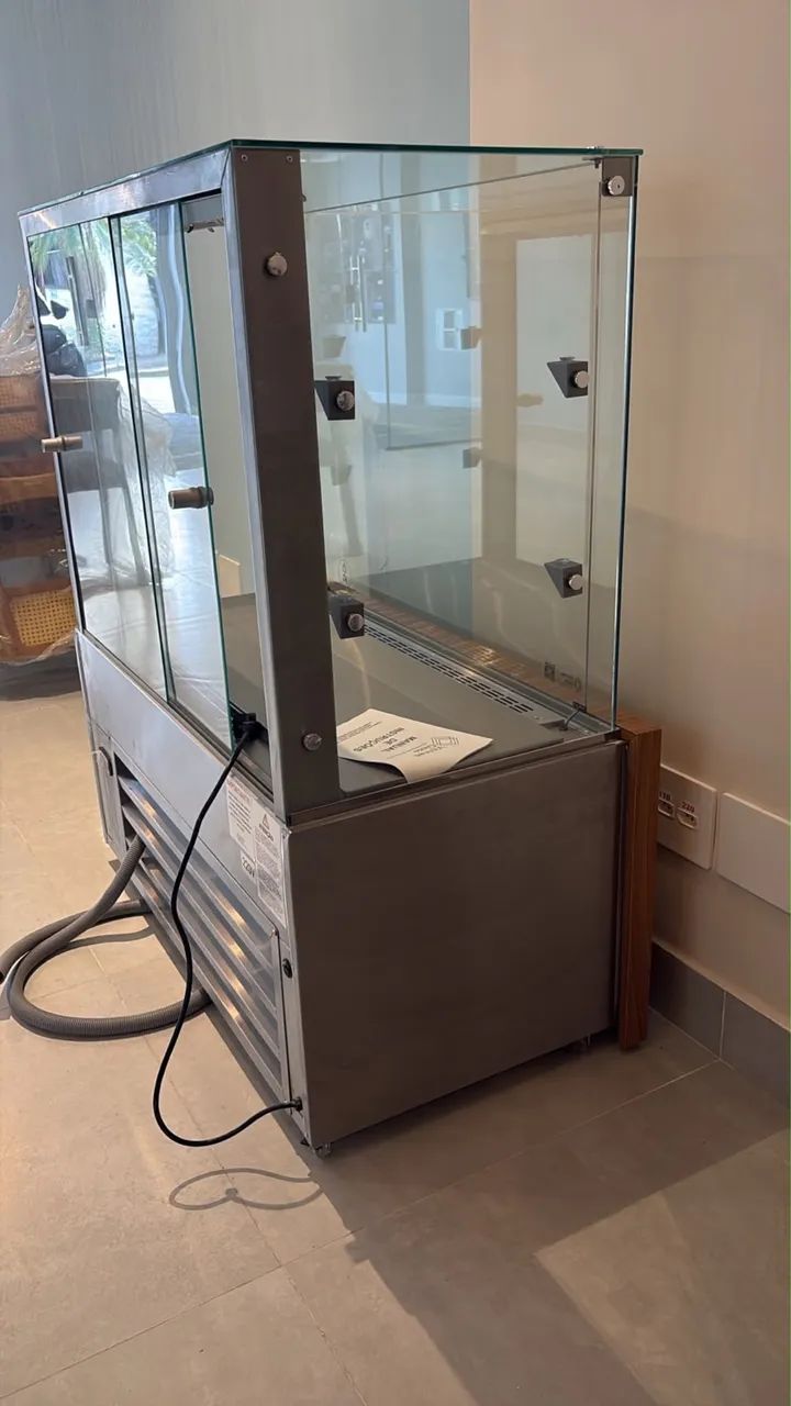 *vitrine expositora refrigerada de vidro* 