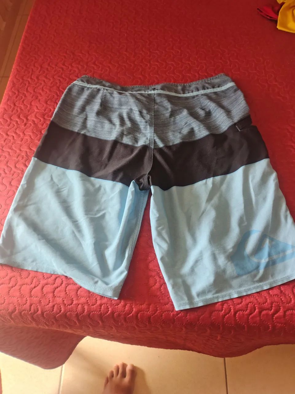 Bermuda masculina, marca QUICK SILVER, ORIGINAL NOVA, TAMANHO médio, bolso lateral.