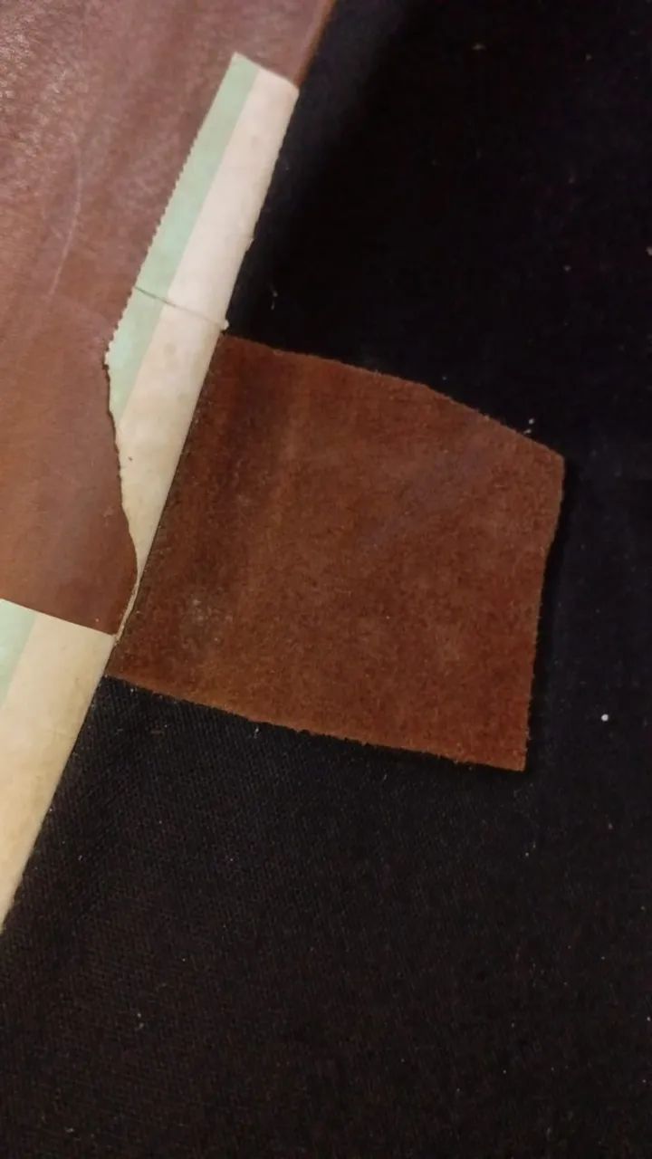 Sofá de Couro Caramelo Com Puff Quadrado  - Foto 3