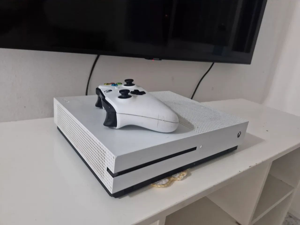 Microsoft Xbox One 1Tb Standard cor Branco com controle original  - Foto 4