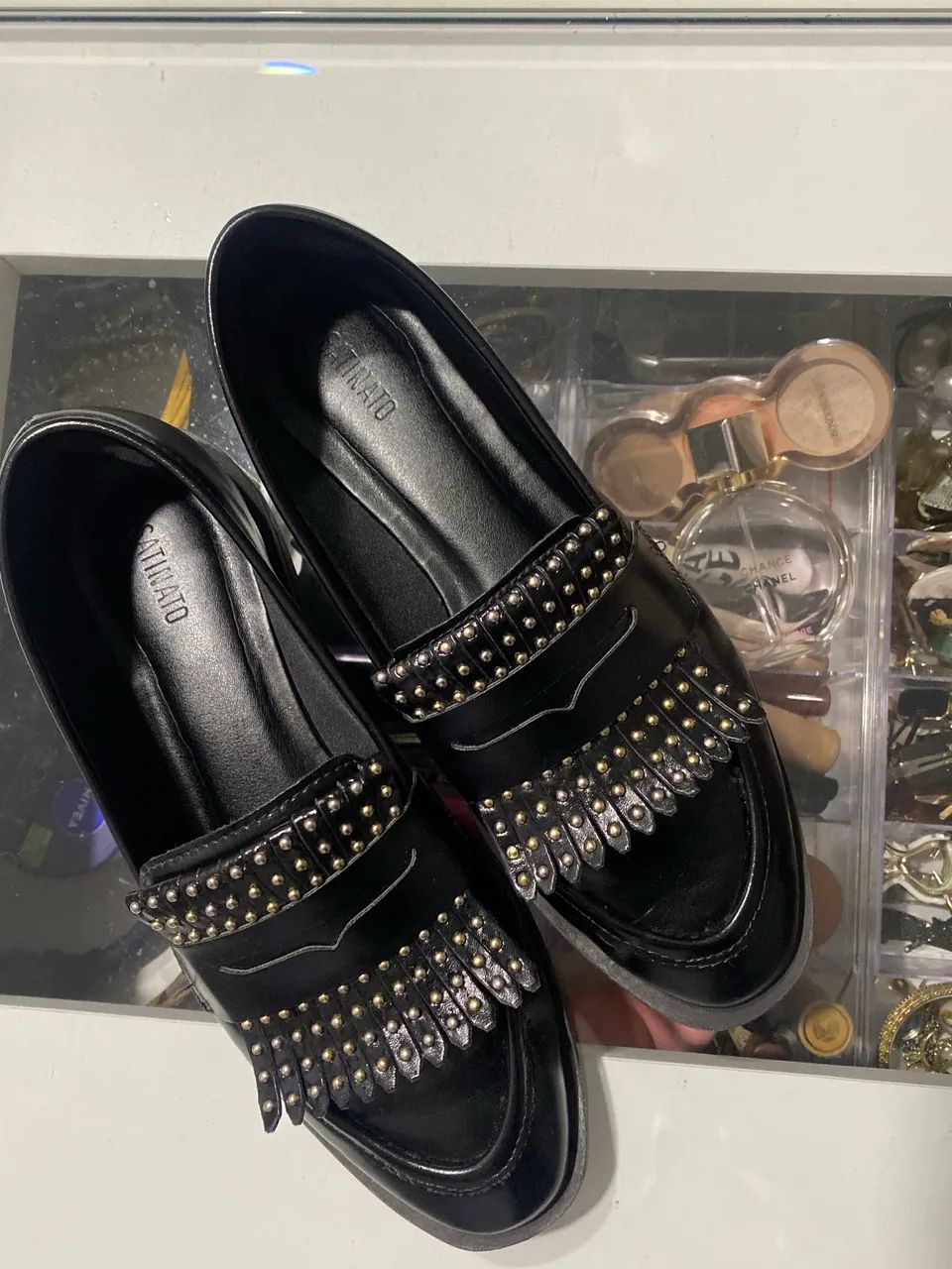 SAPATO MOCASSIM COM APLICAÇÕES DE BRILHINHOS - Foto 3