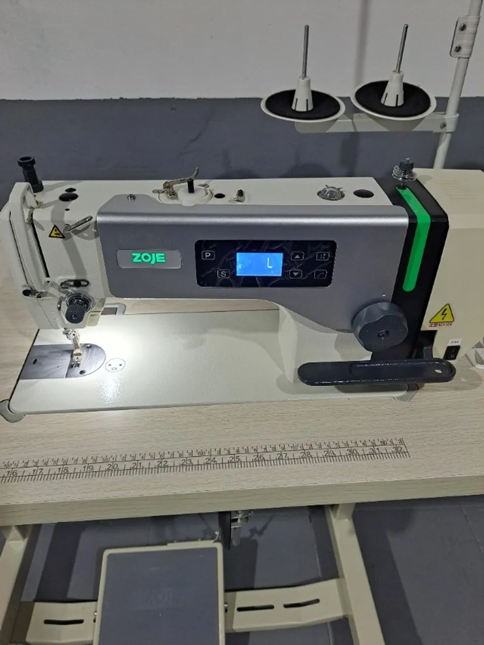 Máquina de Costura Zoje  A6000-G/02 com mesa  (nunca usada)