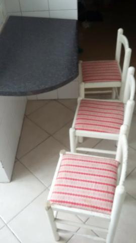 Mesa p/ cozinha com 3 cadeiras inclusas - Foto 3