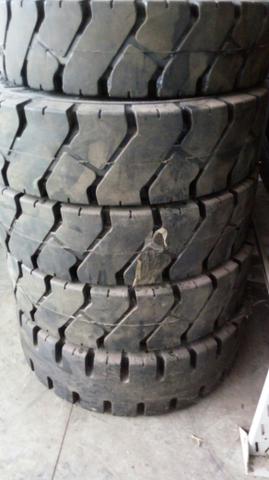 Pneus maciços 8.25-15 Novos
