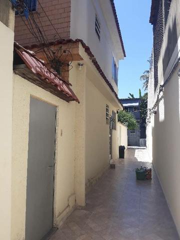 Alugo excelente casa em Vila residencial.