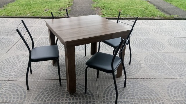Mesa pequena, 4 cadeiras de metal - Foto 2