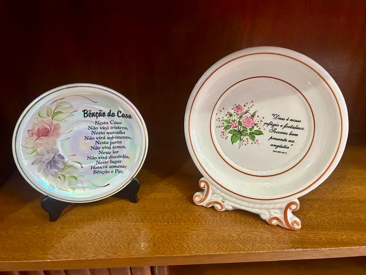 Dois pratos de louça decorativos
