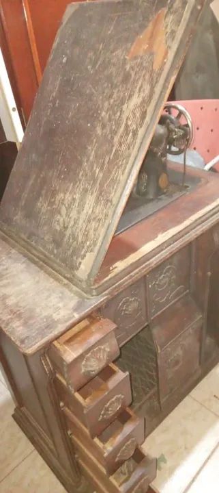 Máquina de Costura Antiga em Madeira - Rara - Foto 5