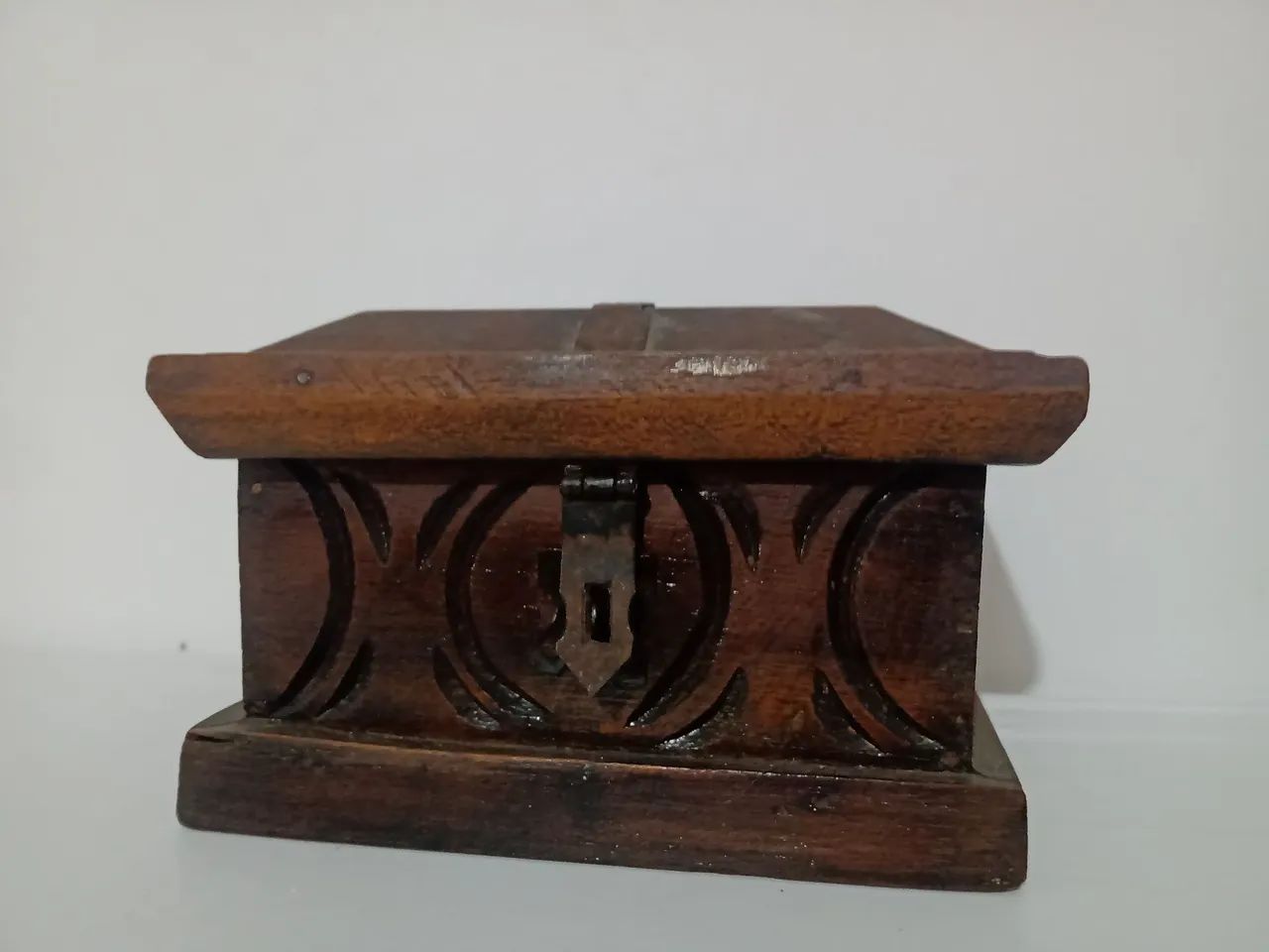 Porta jóia Mini baú de madeira maciça anos 70 vintage 