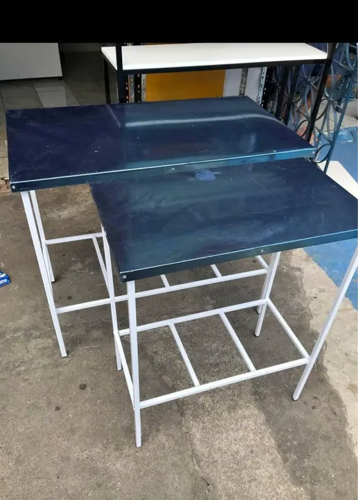 Mesa com tampo inox
