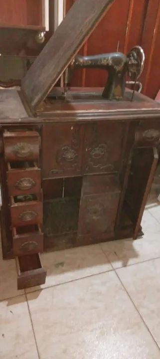 Máquina de Costura Antiga em Madeira - Rara - Foto 2