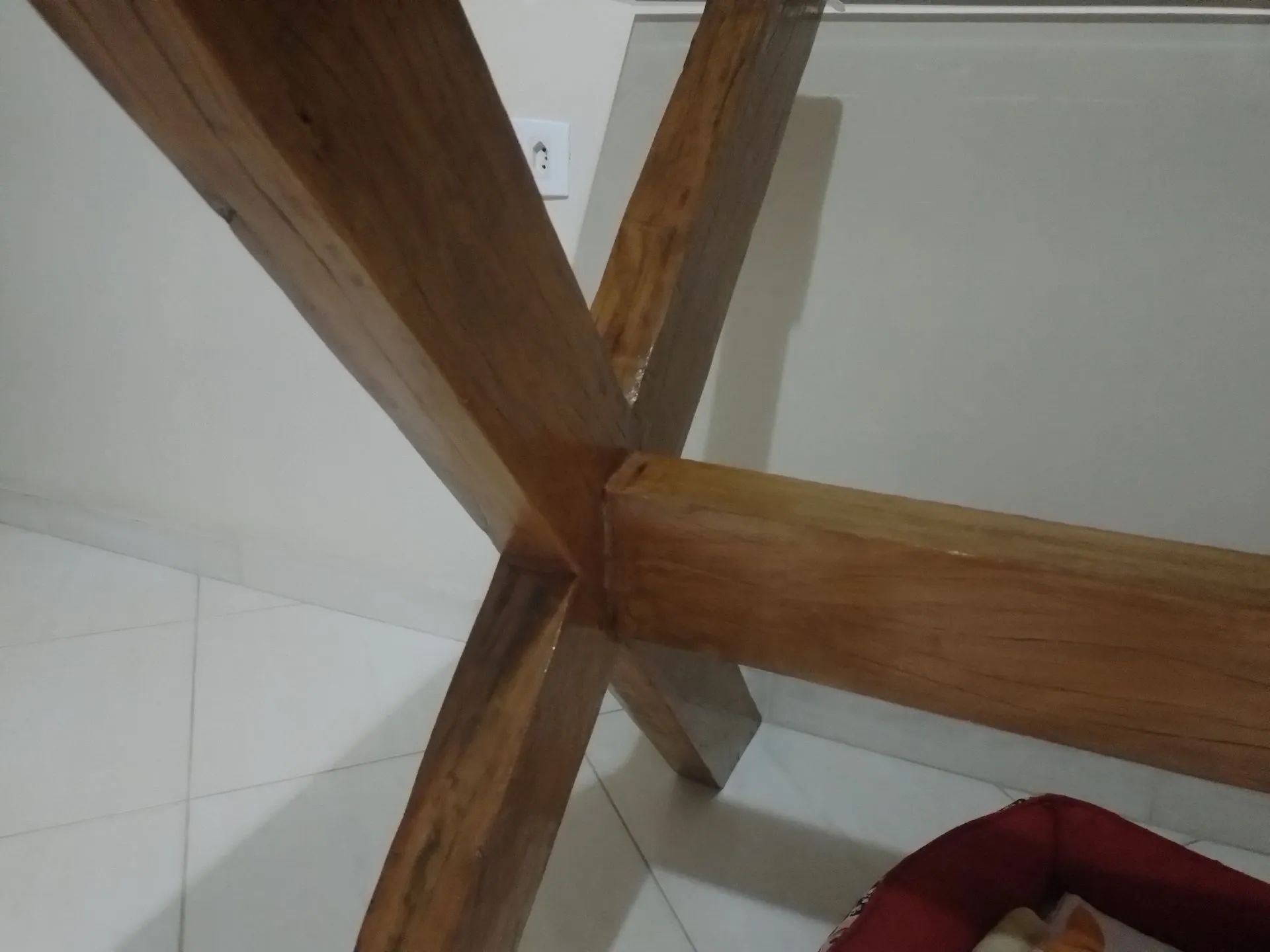 MESA DE VIDRO COM PERNAS DE MADEIRA - Foto 2