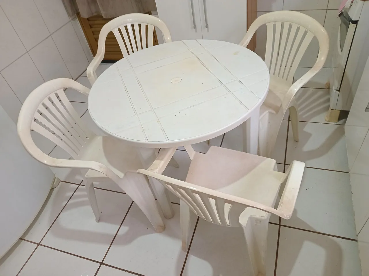 Conjunto mesa e 4 cadeiras impecável