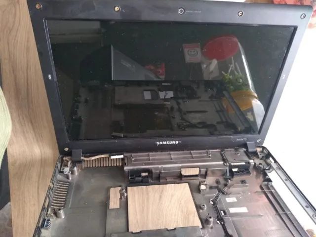 Carcaça com tela do samsung RV410  tela ok