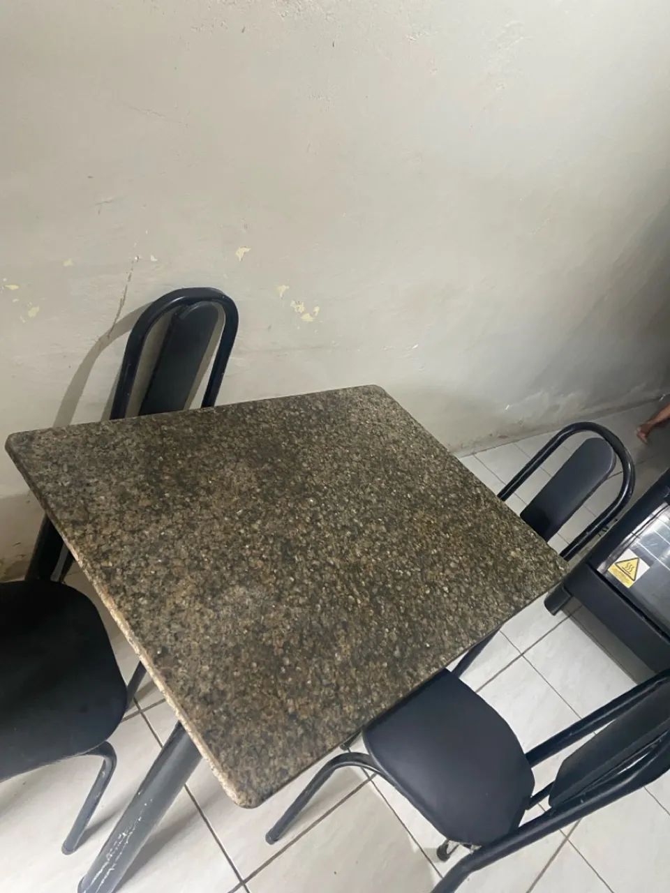 Mesa de mármore com 4 cadeiras 