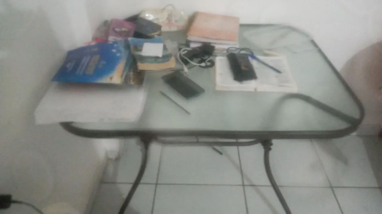 Mesa de canto com tampo de vidro