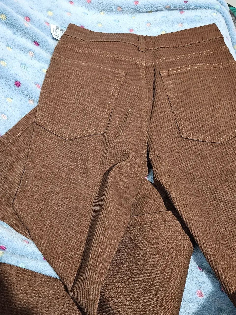 CALCA BOOT CUT CANELADA EM SARJA COM BOTÃO FORRADO MARROM - Foto 3