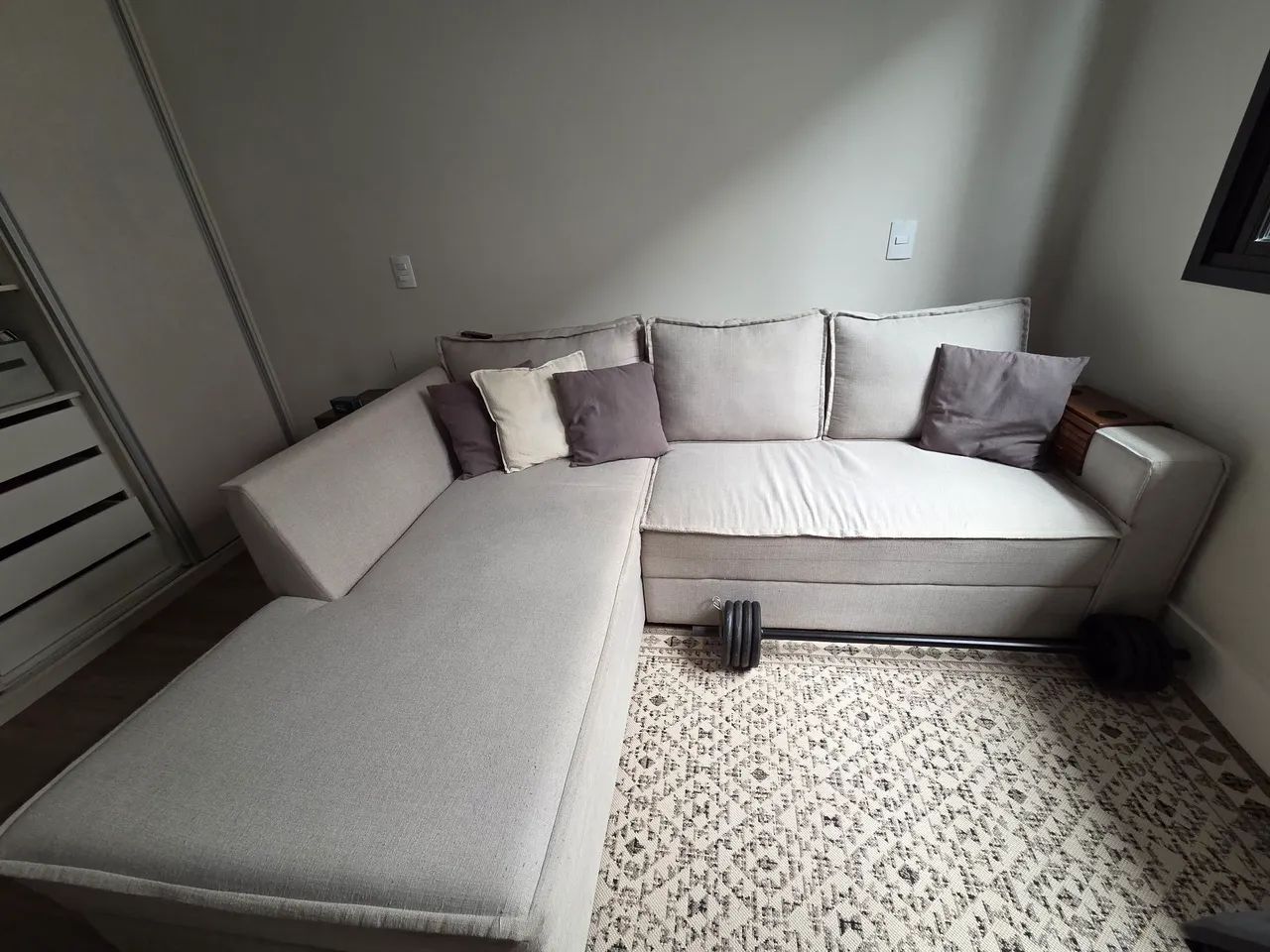 Sofá de canto espaçoso e confortável