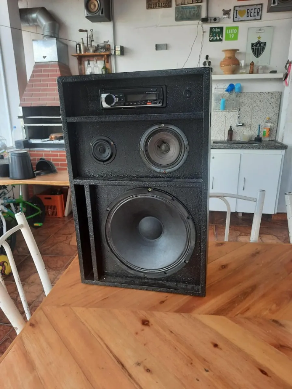 Caixa de som modelo BOB com alto falante de 12 polegadas.