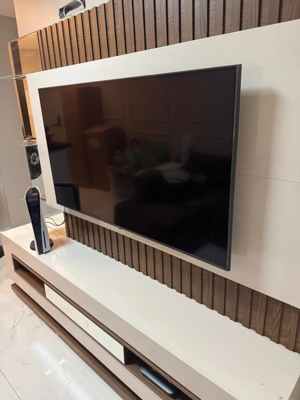 Painel para TV com rack moderno