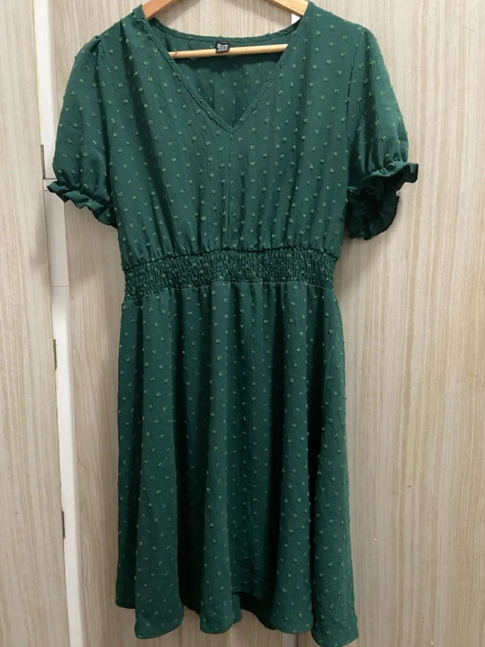 Vestido Verde Evasê com Detalhes