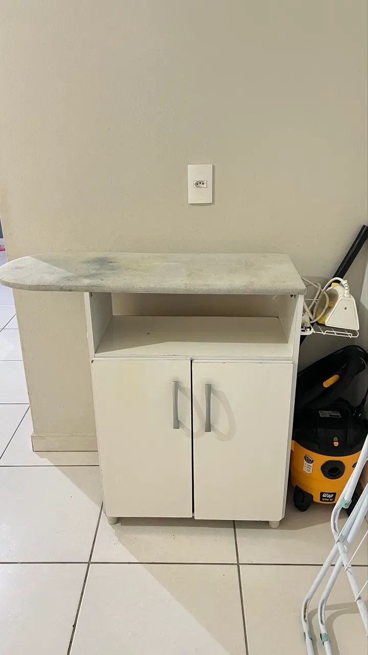 Tábua de passar roupas com armário 