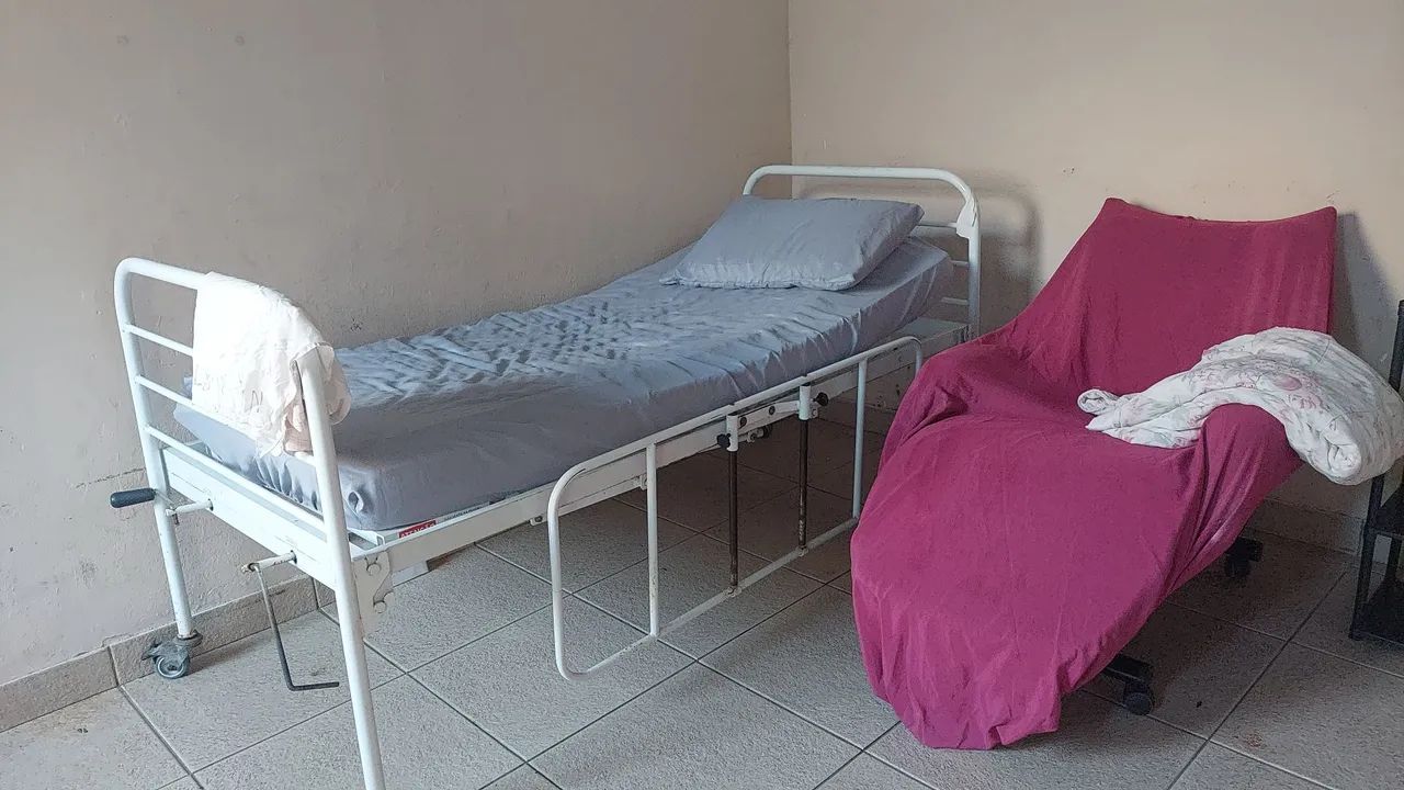 Vendo cama hospitalar + colchão 