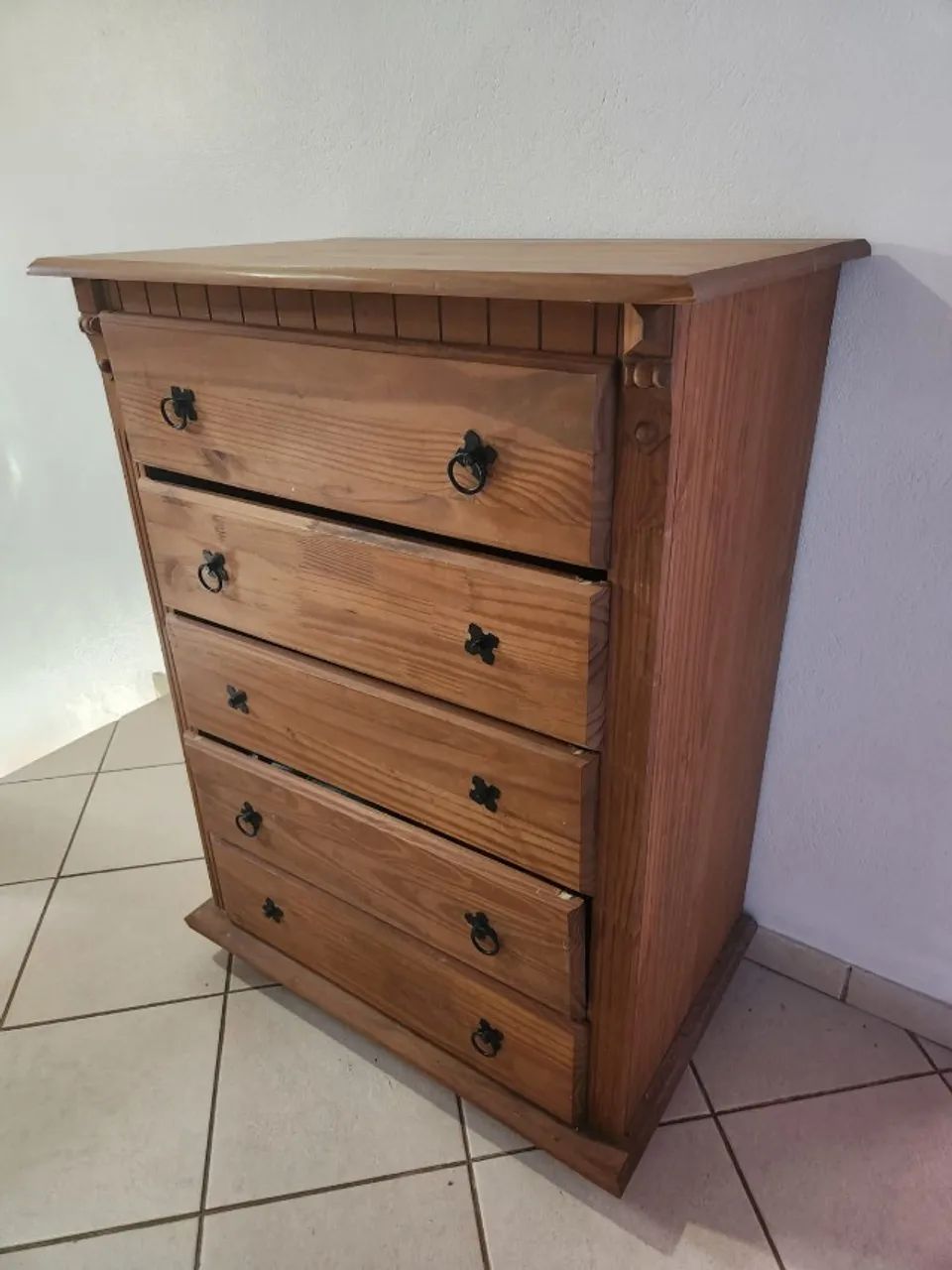 Cômoda de madeira usada