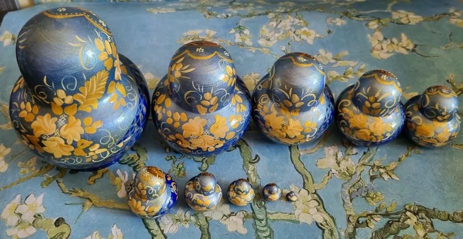 Boneca de madeira russa (Matryoshka) com dez bonequinhas encaixadas dentro dela. Nova - Foto 4