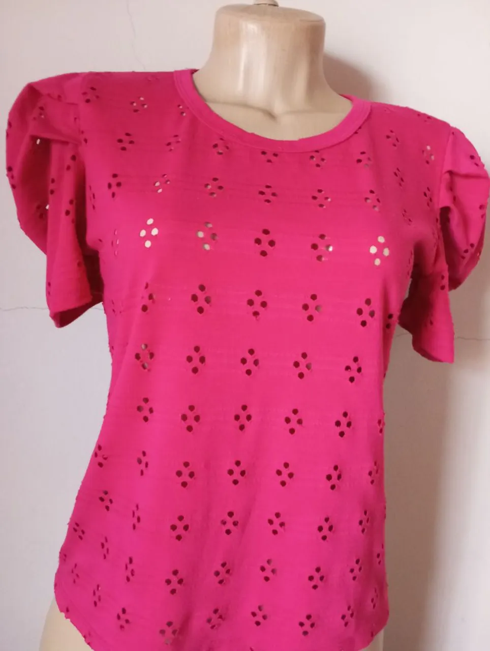 Blusa Pink com Detalhes Vazados e Manga Bufante