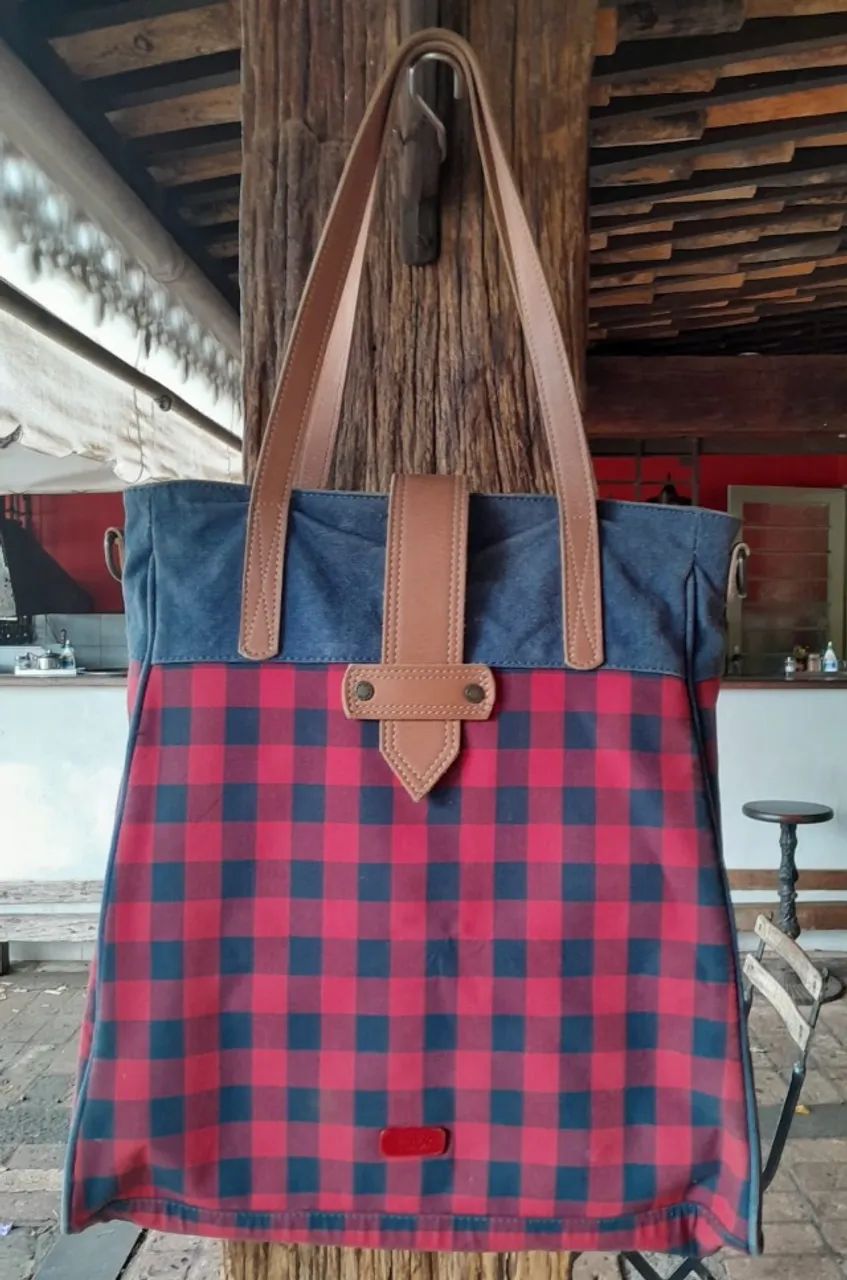 Bolsa em lona de algodão xadrez e couro natural, da marca carioca Cantão - Foto 2