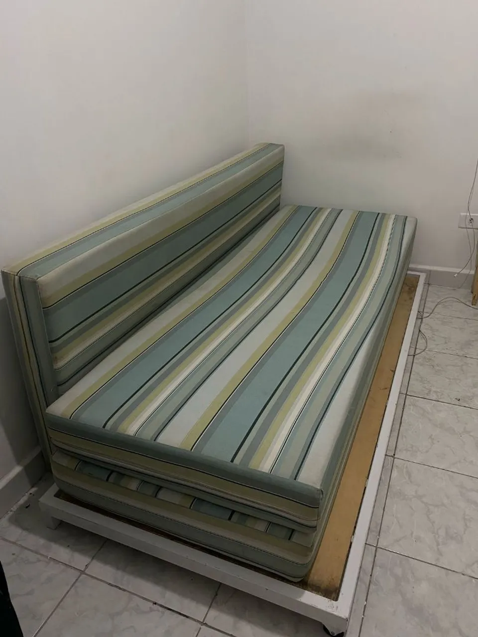 Sofá estilo cama com 3 colchonetes de solteiro,