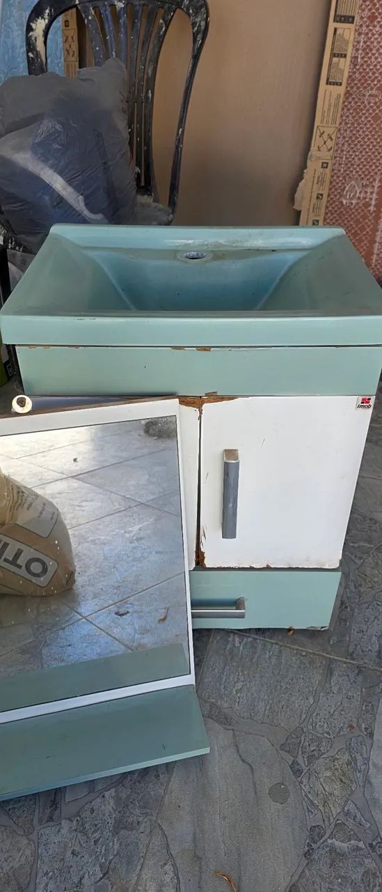 Pia de banheiro com espelho e armário