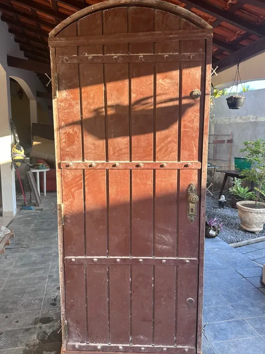Porta de madeira maciça estilo rústico