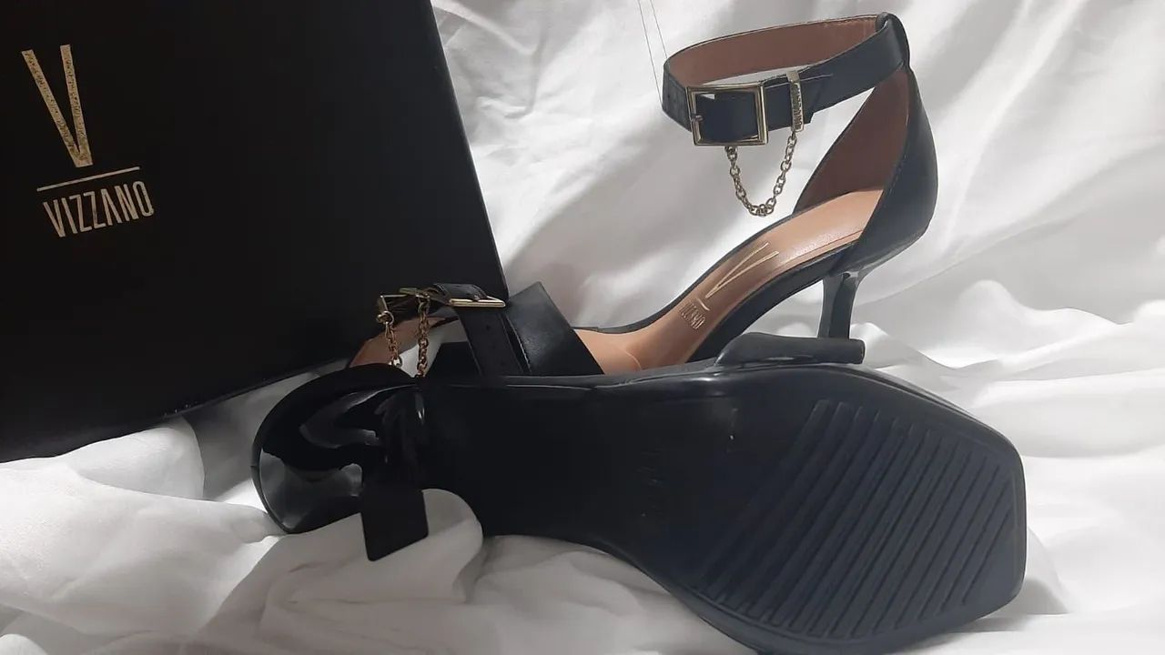 Sandália Salto Alto Preta com Detalhes em Corrente - Foto 5