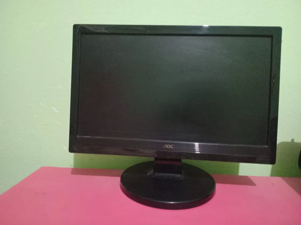 Monitor AOC de 16 polegadas funcionando bem.