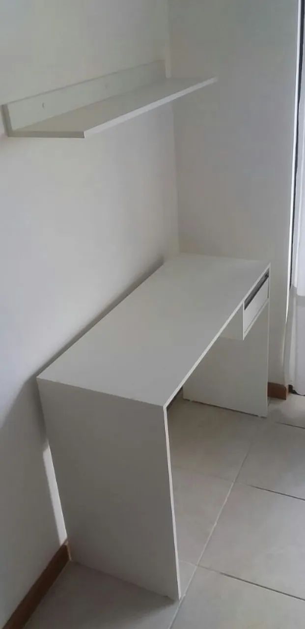 Escrivaninha branca moderna com prateleiras - Foto 4