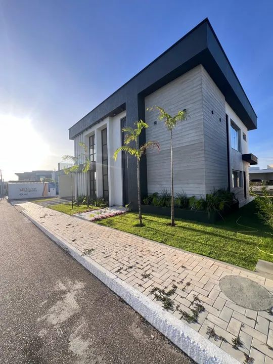 LINDA CASA COM PISCINA EM CONDOMÍNIO  