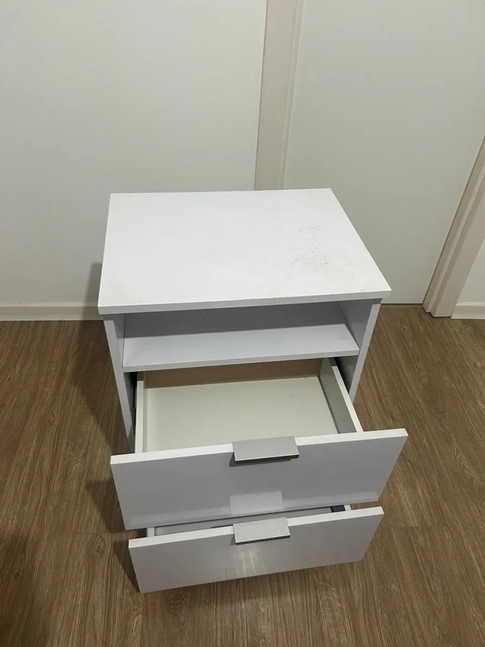 Mesa de cabeceira (criado-mudo) com duas gavetas - Foto 5