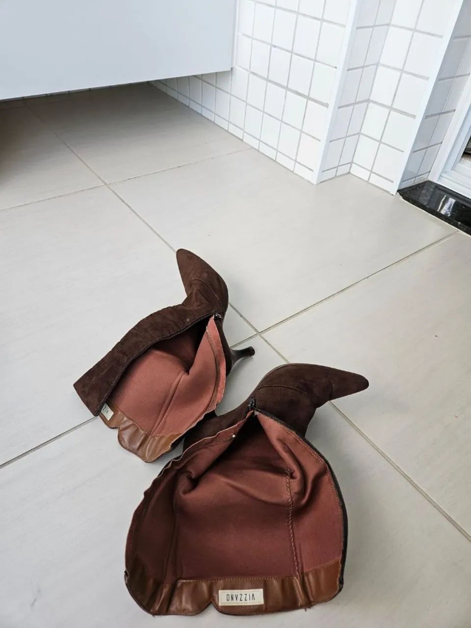 Bota de cano médio marrom com detalhes tamanho 35 - Foto 5