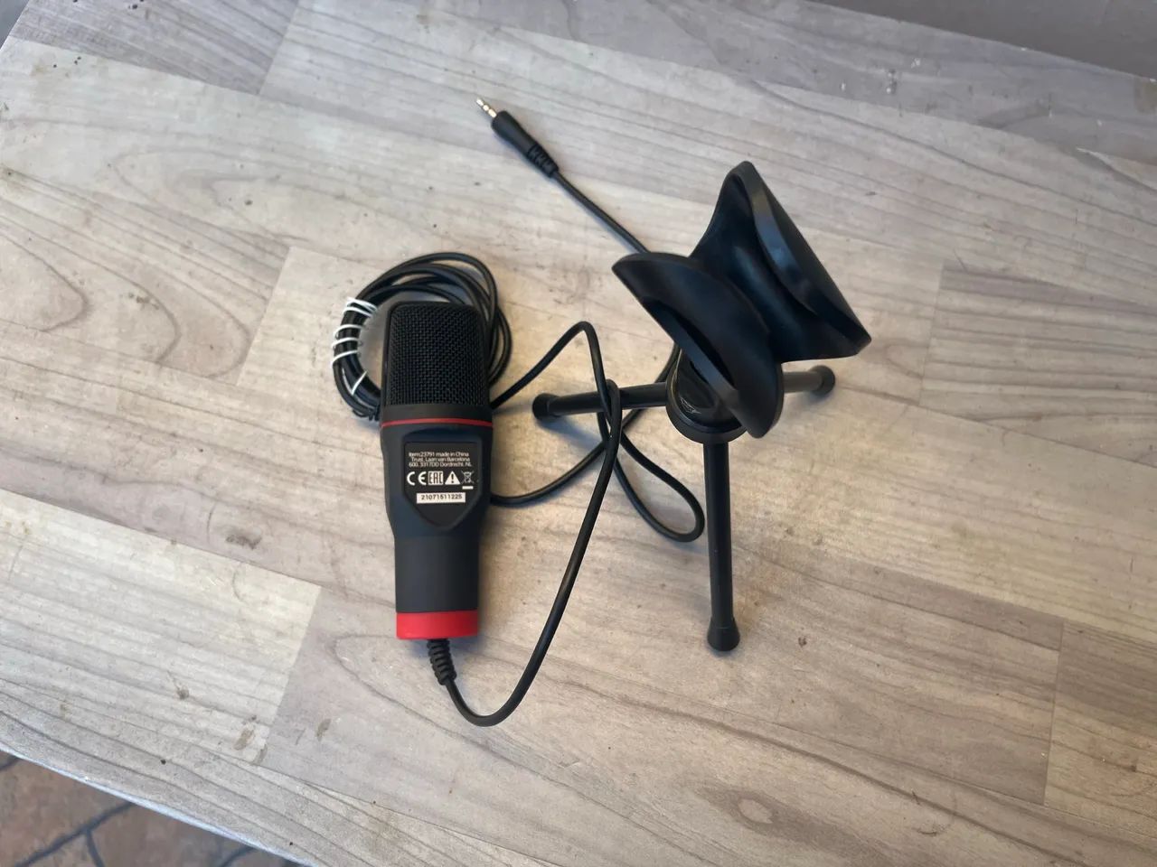 Microfone Gamer Trust GXT 212 com Tripé Ajustável e Conexão P2 3,5 mm - Cinza/Vermelho - Foto 3