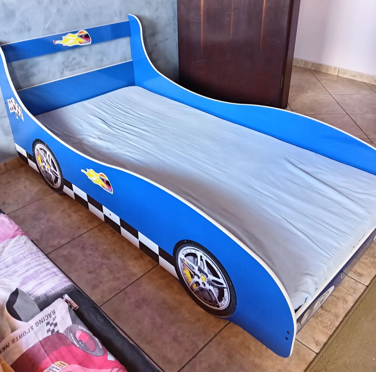 Cama solteiro modelo carro de corrida com colchão