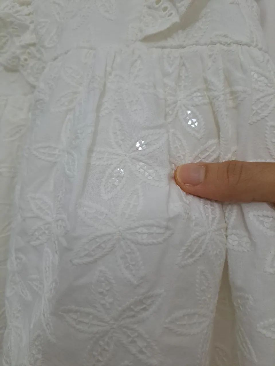 Vestido branco bordado para bebê - Foto 3