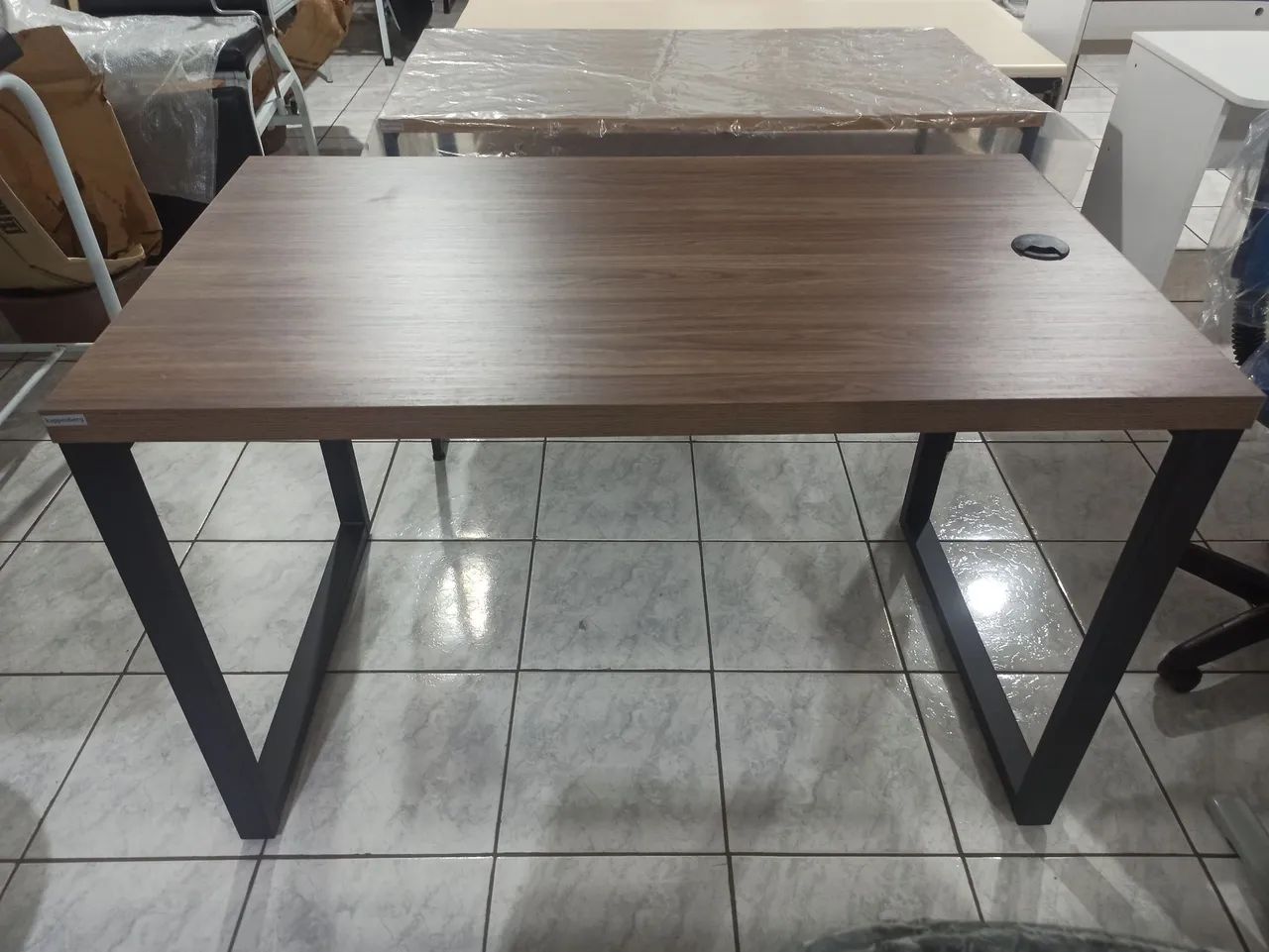 Mesa 1.20m com pé de ferro para escritório 