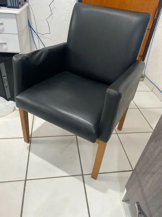 Poltrona revestida com couro (com uma pequena avaria no braço direito) - Foto 3