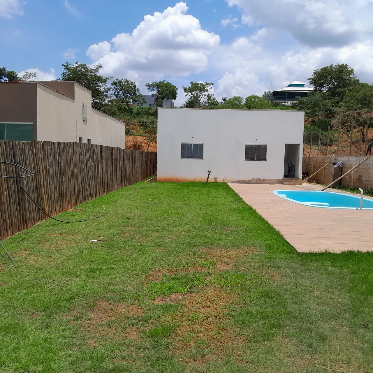 Sítio com piscina e área verde