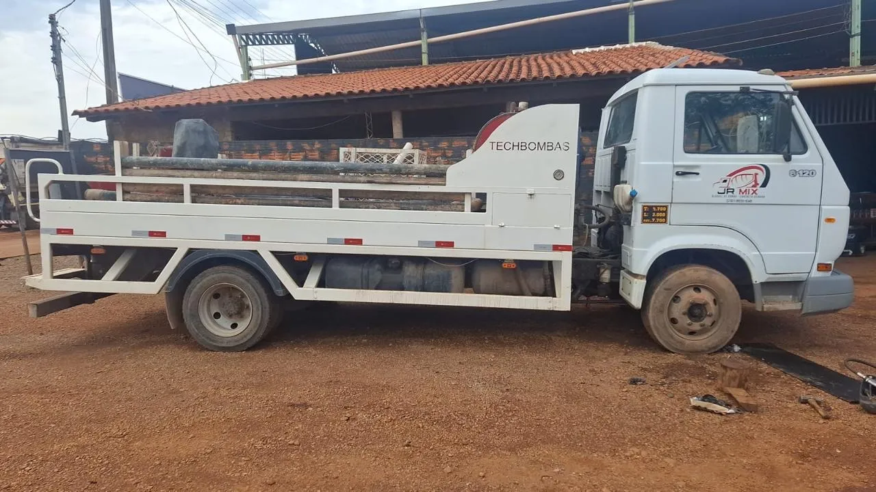 Caminhão Volkswagen 8-120 com Equipamento Techbombas