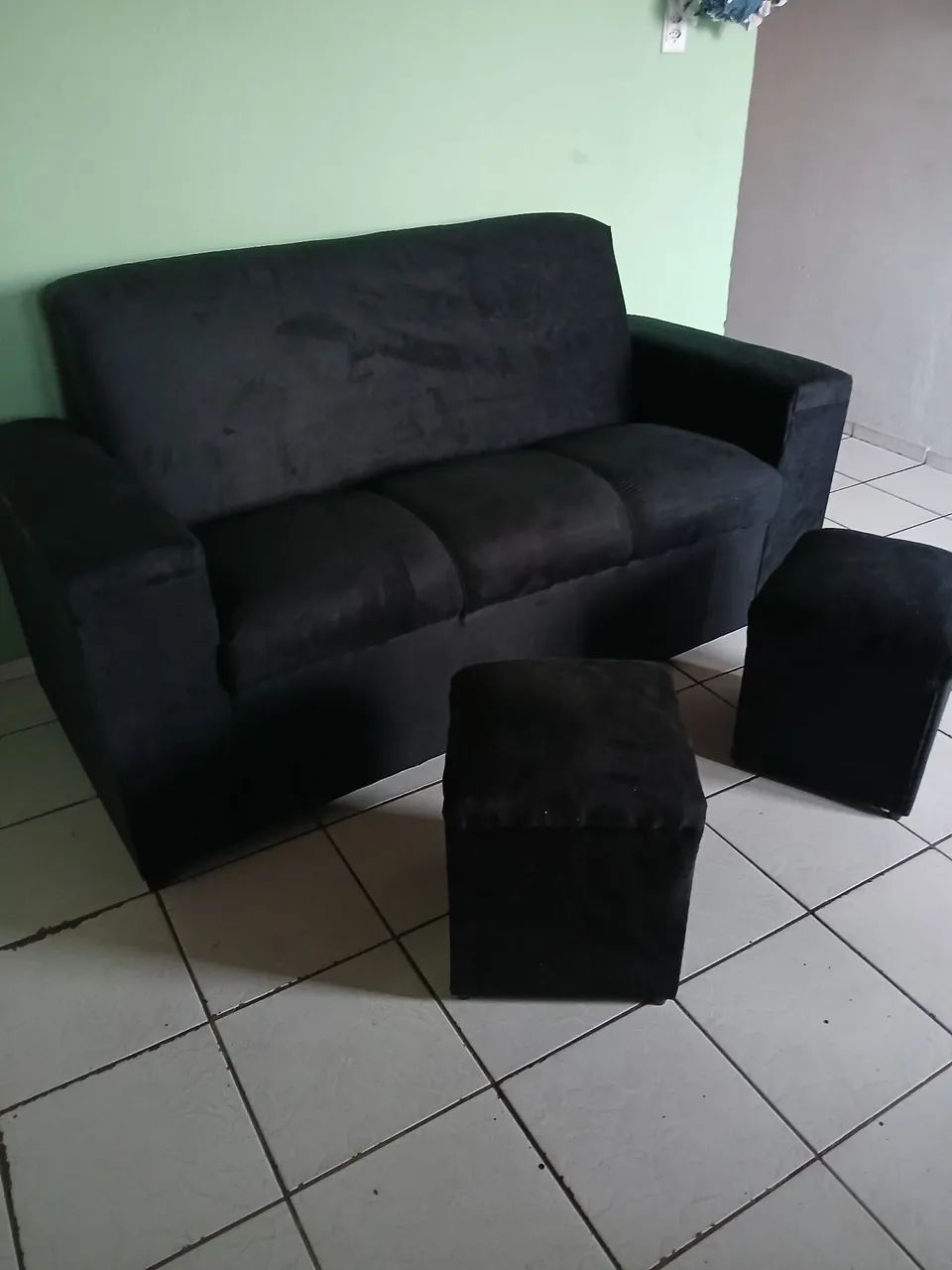 Sofá 3 lugares com puffs